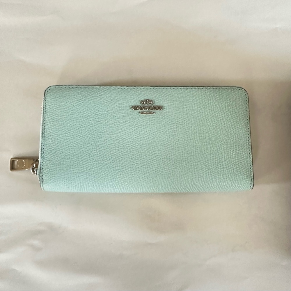 🔵 Coach Mint Green Leather Zip-Around Wallet